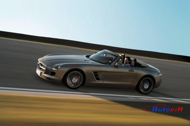 Mercedes-Benz SLS AMG Roadster - 30